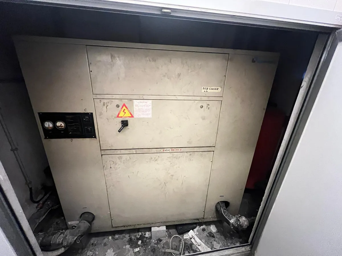 Chiller del 1998 nel vano tecnico di un hotel a Mestre